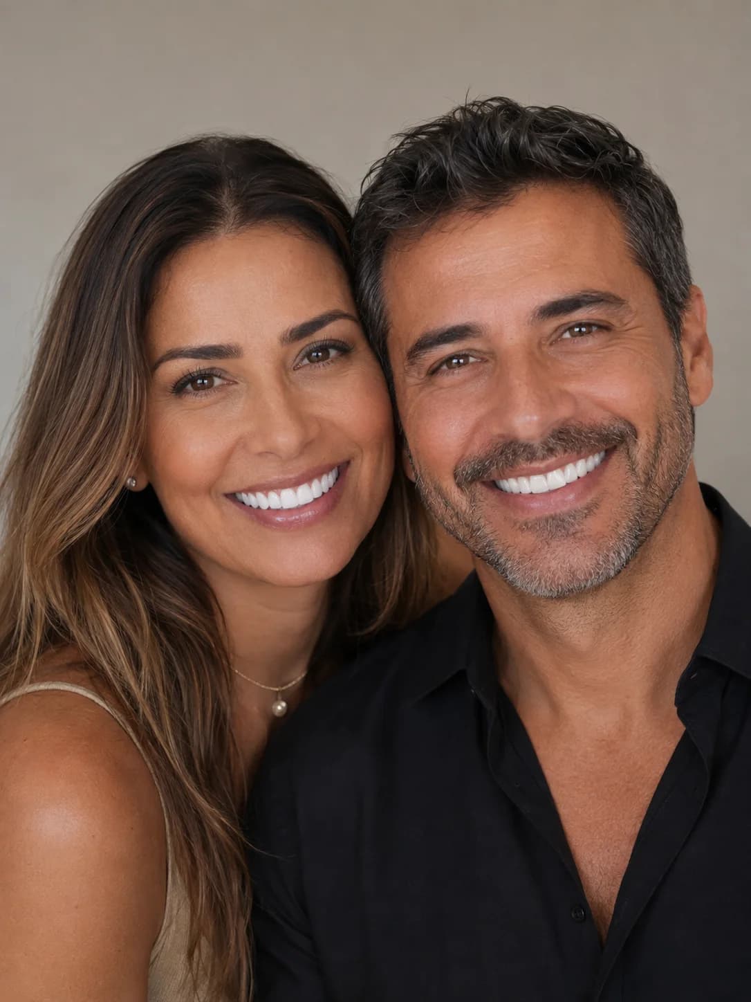 Casal sorrindo em retrato editorial