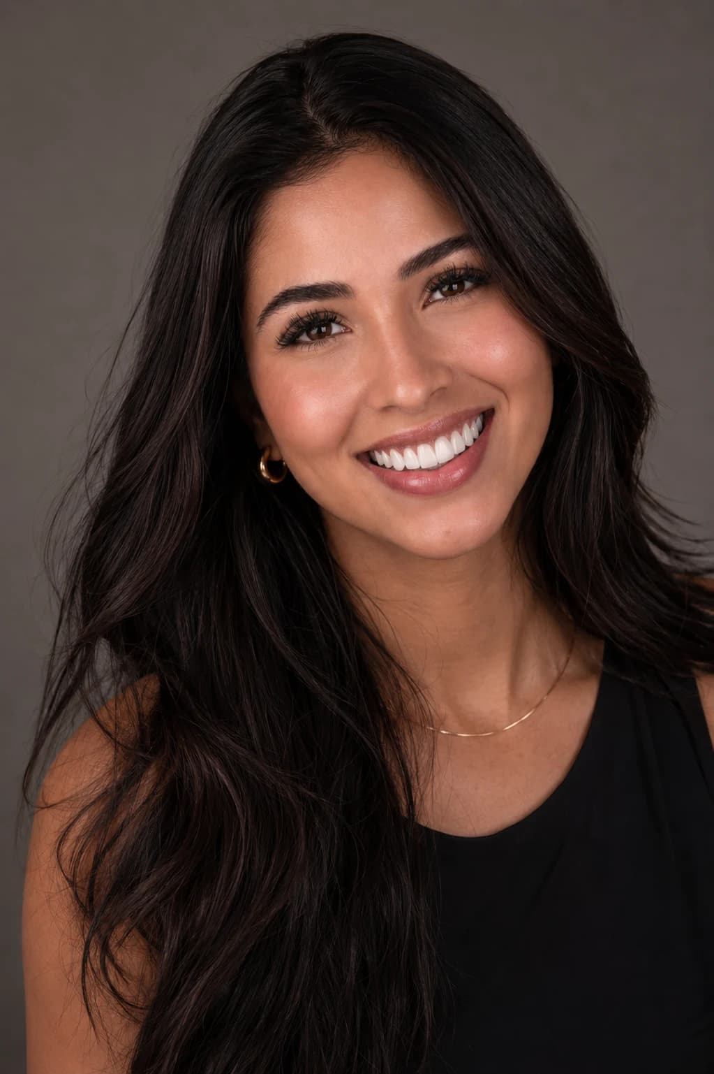 Retrato feminino com sorriso em destaque