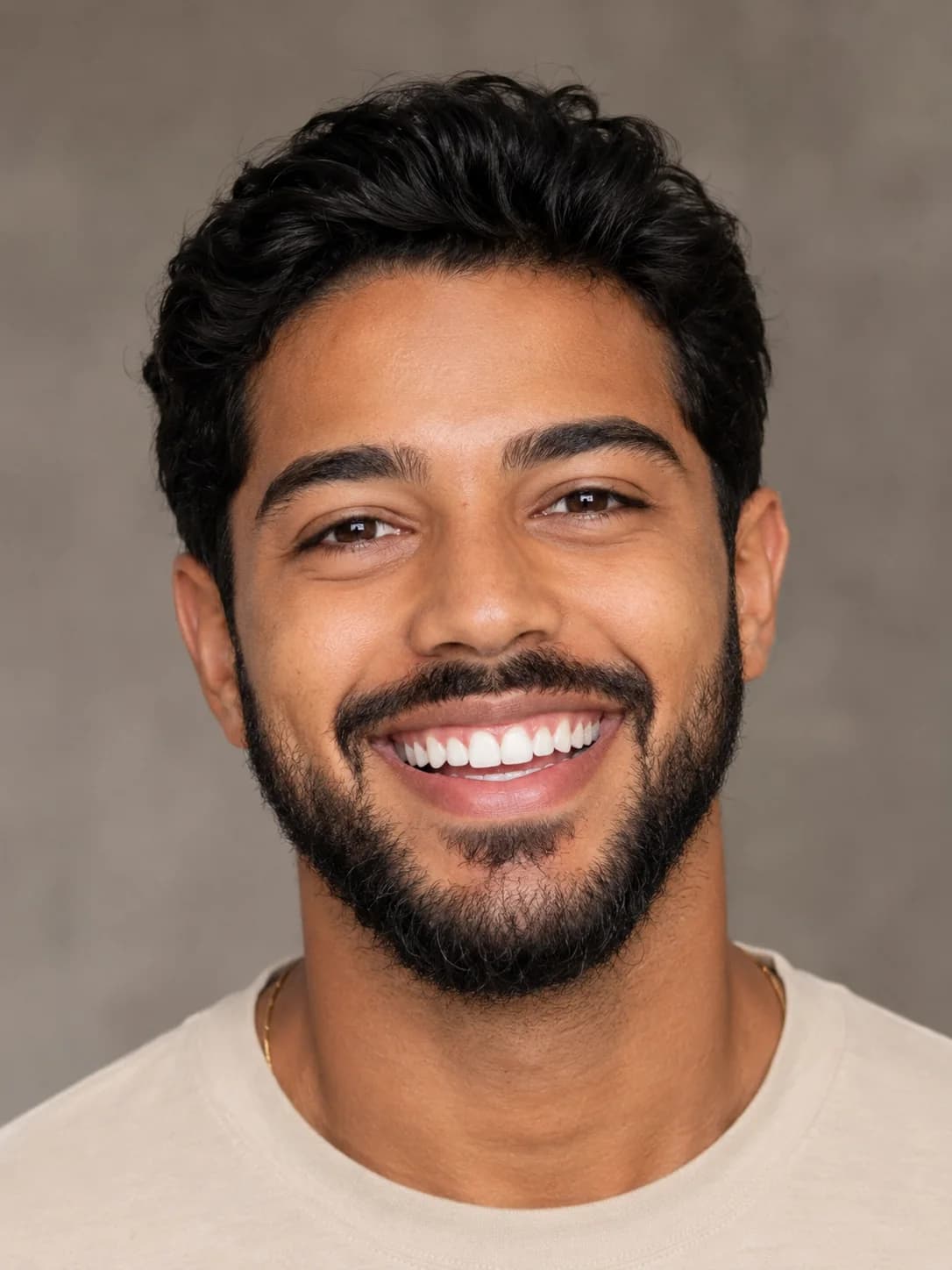 Homem sorrindo em retrato editorial